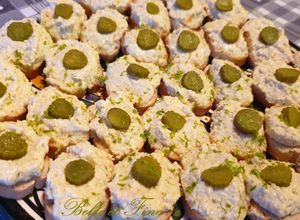 Une photo de Canapé de surimi et cornichons