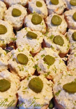 Une photo de Canapé de surimi et cornichons