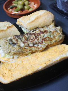 Una foto de Bocadillo de tortilla de alcachofas