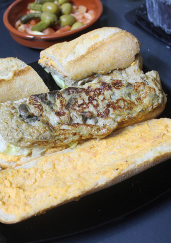 Una foto de Bocadillo de tortilla de alcachofas