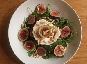 Foto de Tosta de Queijo Chevre com Figos e Salada