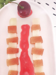 Una foto de Idiazábal con membrillo y coulis de cereza🍒