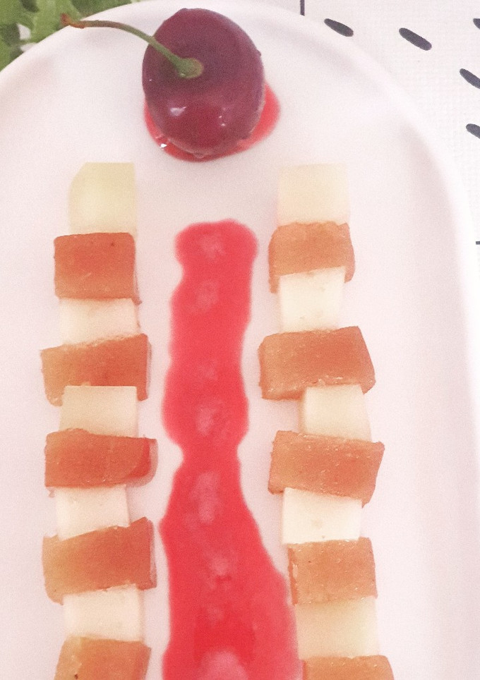 Una foto de Idiazábal con membrillo y coulis de cereza🍒