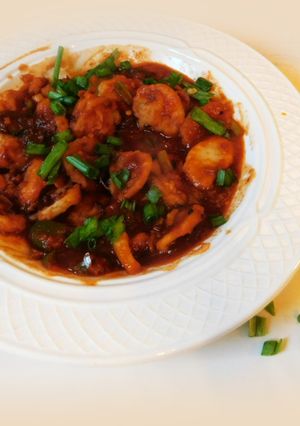 A picture of Water chestnut chips and masala curry.