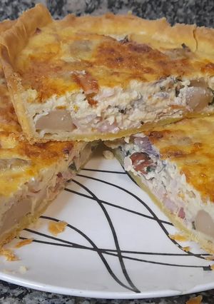 Una foto de Quiche de Champiñones, cebolla de verdeo, panceta y jamón