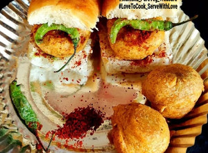 A picture of Mumbai Vada Pav.