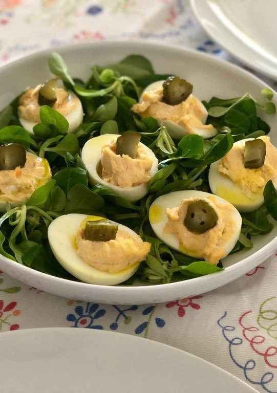 Una foto de Huevos relleno de palito de cangrejo
