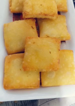 A picture of White sauce box patties.