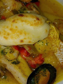 Una foto de Merluza en salsa marinera i alioli al grill