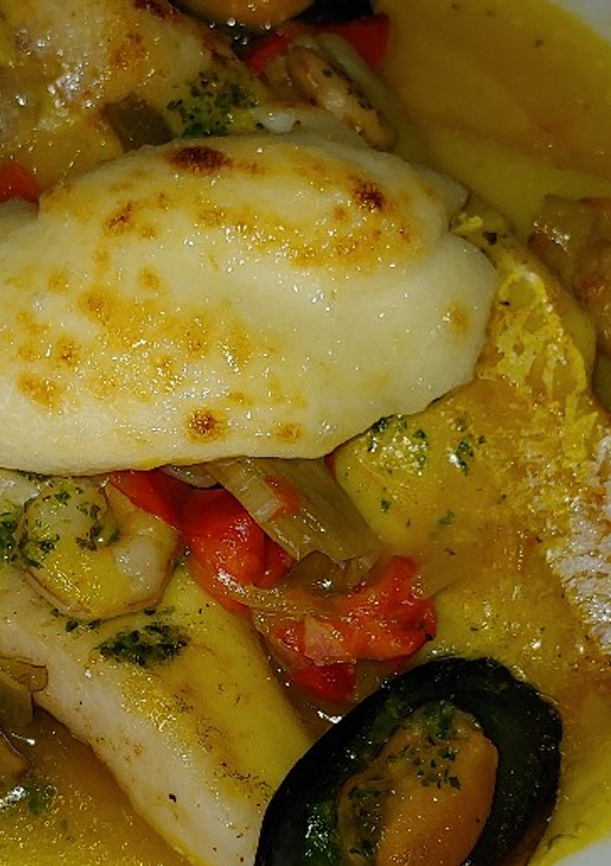 Una foto de Merluza en salsa marinera i alioli al grill