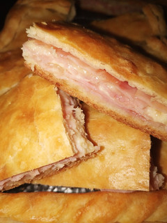 Una foto de Torta de jamón y queso 🧀