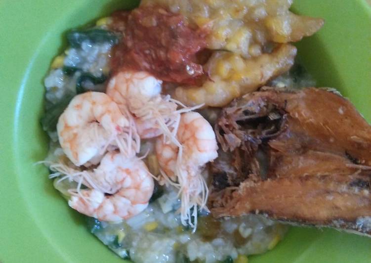 Bubur Manado dengan Udang dan Ikan Asin