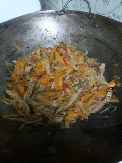 Una foto de WOK, (vegetales y cerdo) muy rápido
