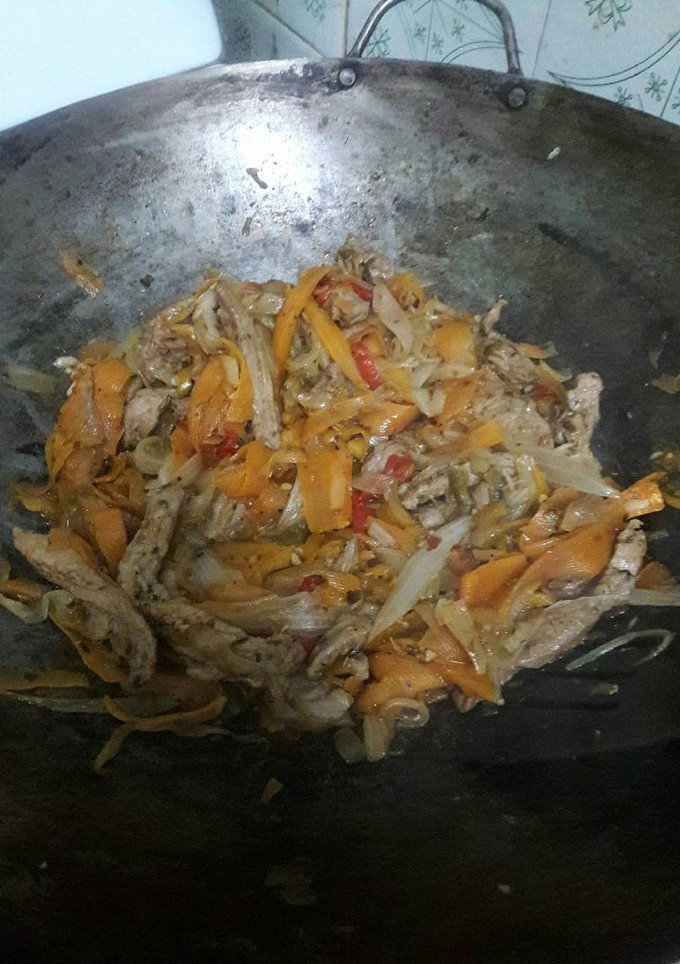 Una foto de WOK, (vegetales y cerdo) muy rápido