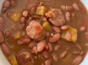 Una foto de Saragoza con patica de cerdo y chorizo