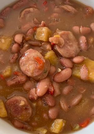 Una foto de Saragoza con patica de cerdo y chorizo