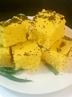 सूजी बेसन ढोकला(Suji besan dhokla recipe in hindi) रेसिपी मुख्य फोटो