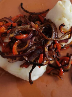 Foto de Pescada com Pimentos e Cebola Roxa