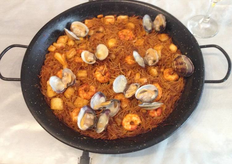 Fideuá fácil con almejas