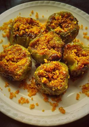 भरवा शिमला मिर्च (Bharwan shimla mirch recipe in hindi) रेसिपी मुख्य फोटो