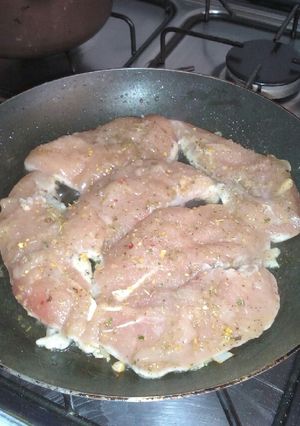 Una foto de Pollo a la pimienta y cebollas caramelizada súper fácil