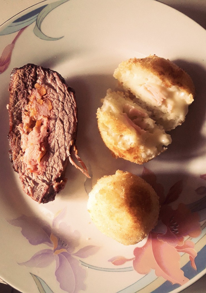 Una foto de MENÚ DEL DÍA: Carne al horno rellena y bomba de papa