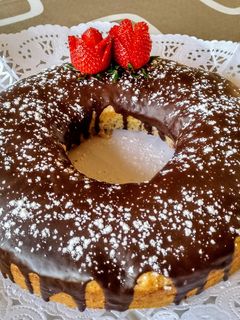 Una foto de Bizcocho de vainilla y fresas 🍓 con chocolate 🍩