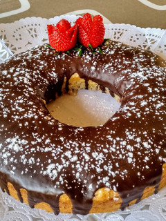 Una foto de Bizcocho de vainilla y fresas 🍓 con chocolate 🍩