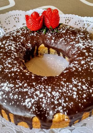 Una foto de Bizcocho de vainilla y fresas 🍓 con chocolate 🍩
