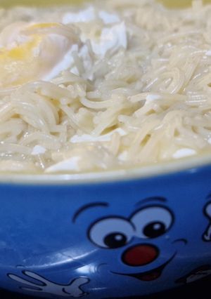 Una foto de Sopa de Caldo de Pollo con Fideos Gallo y Huevo Estrellado