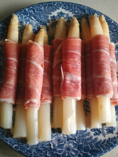 Una foto de Espárragos con jamón