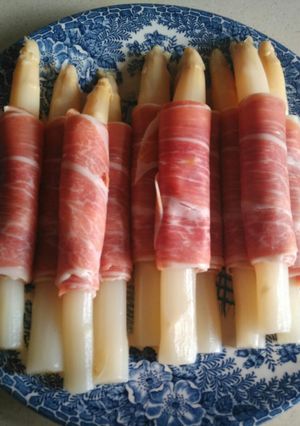 Una foto de Espárragos con jamón