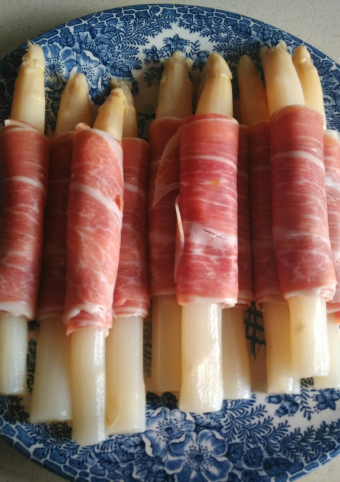 Una foto de Espárragos con jamón