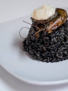 Una foto de Arroz negro con ajo aceite casero