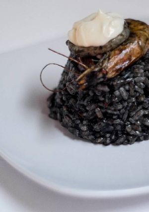 Una foto de Arroz negro con ajo aceite casero
