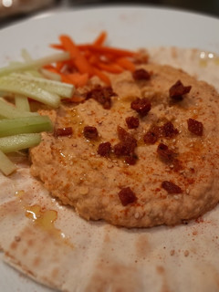 Una foto de Hummus de tomate seco con crudités