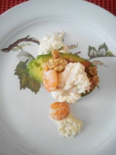 Una foto de Palta rellena con salsa de camarón