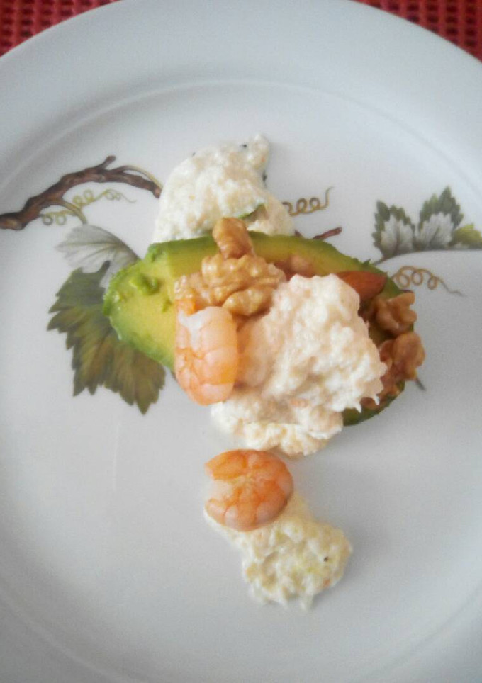 Una foto de Palta rellena con salsa de camarón