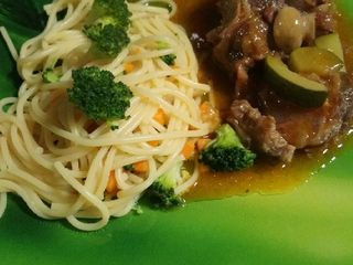 Vitela com esparguete e legumes