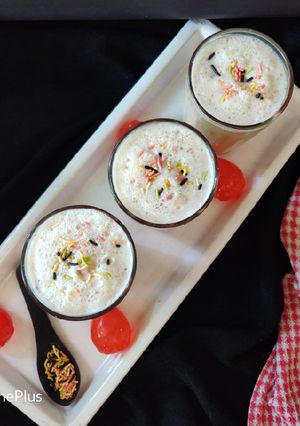 ઠંડાઈ મિલ્ક શેક (Thandai Milk Shake Recipe In Gujarati) રેસીપી મુખ્ય ફોટો