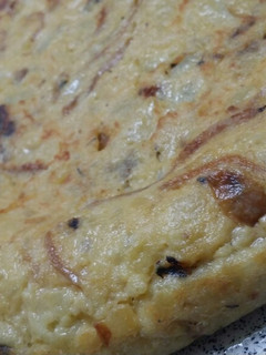 Una foto de Tortilla con cebolla caramelizada