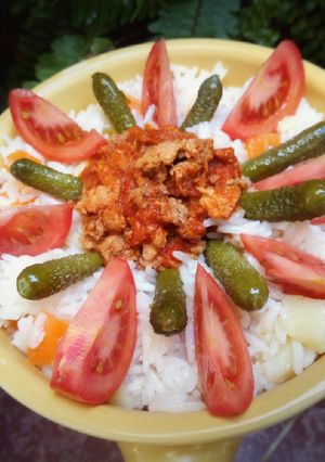 Une photo de Salade de riz au thon a la tomate 🍚🍅🍴