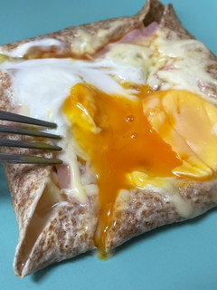 Una foto de Pizza en sartén con bordes de queso