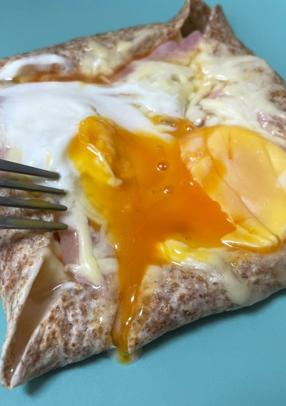 Una foto de Pizza en sartén con bordes de queso