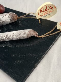 Una foto de Fuet de chocolate con pasas y nueces