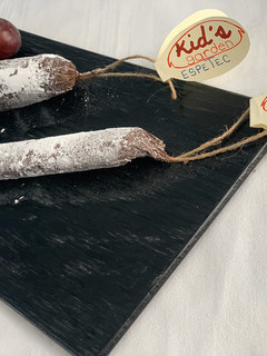 Una foto de Fuet de chocolate con pasas y nueces