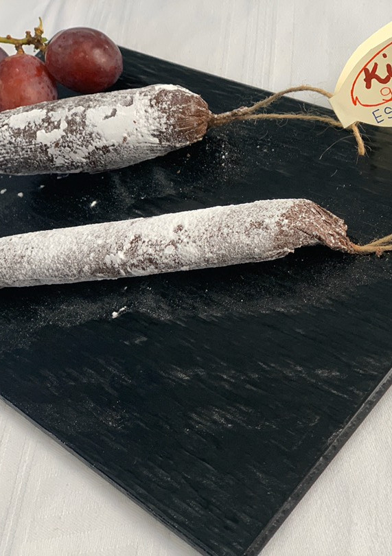Una foto de Fuet de chocolate con pasas y nueces