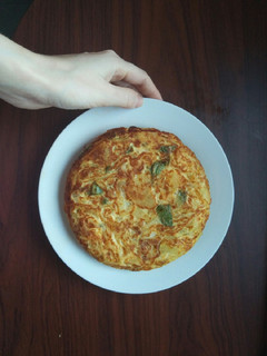 Una foto de Tortilla de patatas con cebolla y pimiento verde