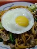 Yaki udon telur setengah matang
