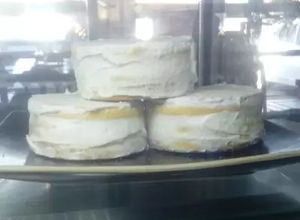 Una foto de Alfajores mar platense
